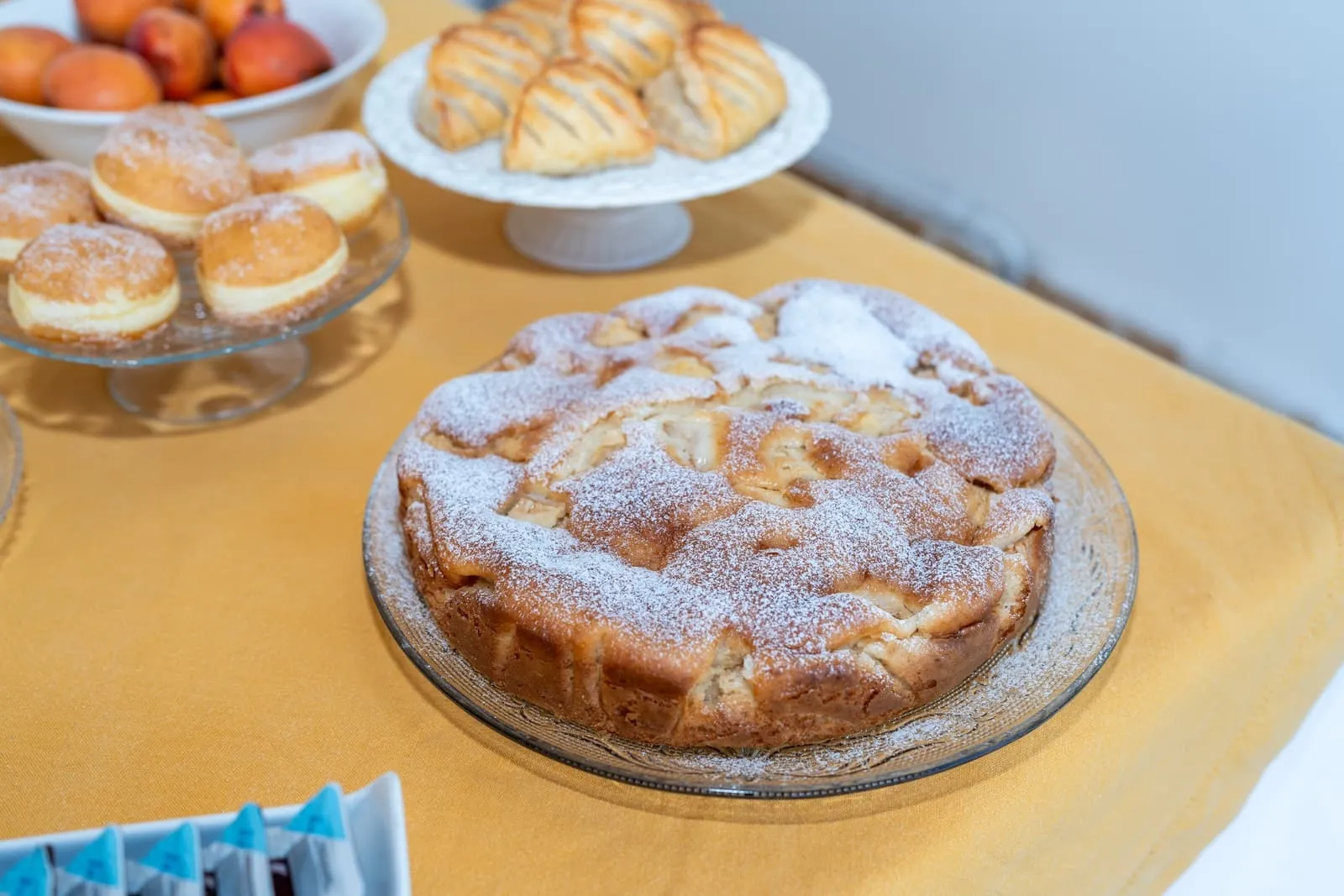 Torta di mele e dolci fatti in casa per la colazione